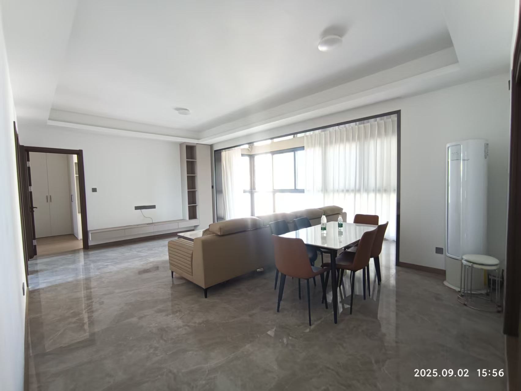 高档定制衣柜，质感优良，大四房低价出租